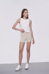 Short color beige, ajustado al cuerpo y de calce medio.