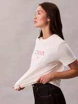 Remera Calvin Klein de manga corta y cuello redondo, color blanco, con diseño gráfico y logotipo impreso en el pecho.