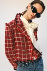Blazer de Zara Woman Collection confeccionado en tejido de mezcla de algodón con textura. Presenta cuello solapa, manga larga, acabados desflecados y cierre frontal con ganchos metálicos. Incluye forro interior.