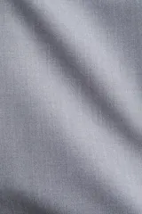 Top entallado color gris, con breteles finos ajustables, escote curvo y costura bajo el busto que da forma a un peplum sutil con pliegues invertidos en el bajo.