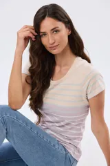 Remera de manga corta y cuello redondo, confeccionada en algodón con diseño de rayas horizontales en tono beige, rosado y azul marino.
