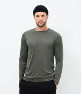 Remera deportiva de manga larga con cuello redondo, confeccionada en tejido técnico con tecnología Dry para mayor transpirabilidad y protección UV.