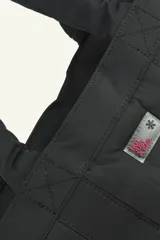 Bolso tipo shopper amplio y liviano, color negro, con diseño acolchado vertical y dos asas de hombro. Presenta un pequeño parche con logo en el frente.