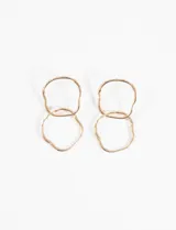 Par de aros colgantes dorados con forma de argollas irregulares.