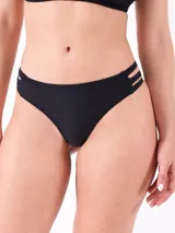 Parte inferior de bikini negra, corte clásico, con detalle de tiras horizontales en la cadera lateral.