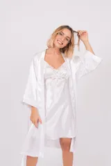 Bata de seda blanca con mangas 3/4 y lazo para ajustar en la cintura.