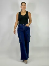 Pantalón jean azul oscuro, corte wide leg, con bolsillos cargo laterales.