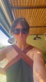 Vestido negro con tirantes anchos color terracota que se cruzan en el frente.