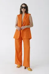 Pantalón de vestir naranja de corte palazzo.
