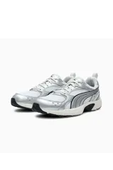 Championes deportivos Puma Milenio Tech LT, color blanco con detalles plateados y negros, con diseño inspirado en el running y suela chunky.