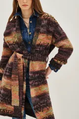 Tapado largo de punto con diseño de rayas horizontales multicolor en tonos tierra, borravino y naranja. Presenta un corte recto, mangas largas y un lazo ajustable en la cintura del mismo tejido.