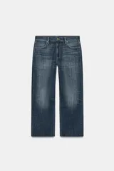 Jeans de tiro bajo con corte loose leg y largo tobillero. Presenta diseño de cinco bolsillos, cierre frontal con cremallera y botón, y acabado con efecto lavado.