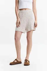 Short color beige de punto con textura trenzada y calados.