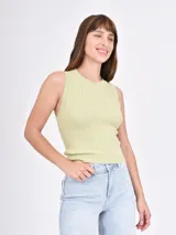 Musculosa de tejido de punto acanalado color negro, con cuello redondo y diseño ajustado al cuerpo.