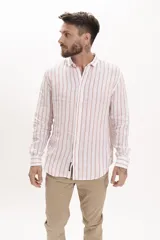 Camisa de lino de manga larga con diseño de rayas verticales finas, cuello clásico y cierre frontal abotonado.