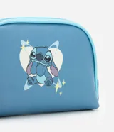 Kit de dos neceseres con temática de Stitch. El neceser exterior es transparente con bordes y cierres en color celeste. El neceser interior es de color azul grisáceo, con un estampado de Stitch sobre un fondo en forma de corazón y la palabra "STITCH" en relieve.