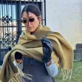 Bufanda de lana color azul marino con flecos en los extremos.