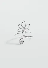 Pulsera plateada con diseño de flor irregular.