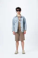 Buzo negro de corte holgado con estampado frontal que dice "Chelsea Heights 97 New York".