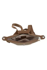 Riñonera de diseño compacto en color beige, con cierre de solapa y botón imantado. Incluye una correa larga regulable y desmontable que permite su uso como bandolera.