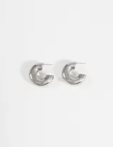 Par de aros tipo argolla gruesa de diseño minimalista y acabado brillante.