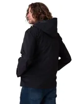 Chaqueta impermeable negra Caterpillar de tejido ripstop, con capucha ajustable, cierre frontal con cremallera y velcro, y bolsillos con cierre, destacando un bolsillo en el pecho con cremallera amarilla y parche con el logo de la marca.