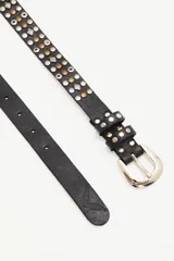 Cinturón de cuero vacuno negro con diseño de tachas metálicas en tonos plata y bronce. Presenta una hebilla metálica plateada y detalle de logo grabado en el extremo.