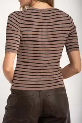 Sweater de punto acanalado color beige con hilos metalizados, de manga corta y escote redondo, corte ajustado al cuerpo.