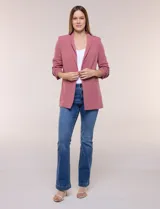 Blazer de crep color bordó de la marca BBJ, con cuello solapa, bolsillos delanteros y mangas tres cuartos con frunce.