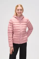 Campera puffer negra de nylon con capucha y cierre frontal.