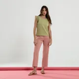 Blusa verde claro con mangas cortas con detalle de encaje.