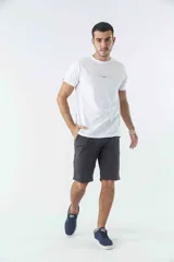 Bermuda tipo chino de gabardina, con diseño de cinco bolsillos, cierre de cremallera y botón, y detalle de botamanga.