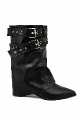 Bota texana de caña media en efecto cuero negro, con punta afinada y taco wedge. Cuenta con dos maxi correas regulables con hebillas metálicas y ojales, y diseño de caña relajada.