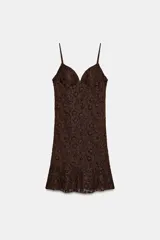 Vestido corto de encaje color marrón, con escote corazón, tirantes finos ajustables y detalle de volado en el ruedo.