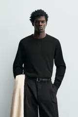 Camiseta relaxed fit de manga larga y cuello redondo, confeccionada en tejido de algodón con estructura waffle en color negro.