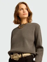 Buzo de cuello redondo color gris oscuro, con tejido acanalado vertical en el cuerpo y puños. Corte holgado.