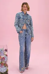 Jeans PatBo de corte recto confeccionado en denim azul, con aplicaciones de perlas y pedrería en forma de flores distribuidas por toda la prenda.
