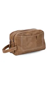 Neceser color marrón con dos divisiones independientes con cierre superior individual, ambas con bolsillos internos. Cuenta con un bolsillo frontal con broche magnético, un bolsillo trasero con cierre y un asa lateral.