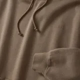 Canguro Katin Emb Fleece de color marrón, con capucha ajustable por cordones, bolsillo estilo canguro en la parte frontal y sutil bordado del logo en el pecho.