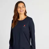 Conjunto de pijama azul marino de dos piezas: camiseta de manga larga con un corazón rojo bordado en el pecho y pantalón largo con estampado de corazones blancos.