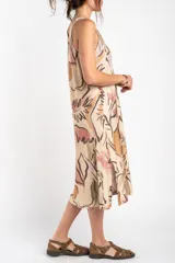 Vestido midi sin mangas con cuello redondo y diseño fluido, con estampado abstracto en tonos beige, verde, marrón y rosado.
