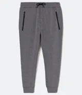 Pantalón deportivo masculino liso color negro, con ajuste elástico en la cintura y bolsillos laterales.