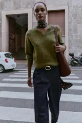 Bermuda de tiro alto en denim azul oscuro, corte ancho tipo culotte, con pinzas delanteras y pespuntes en color caramelo.