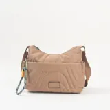 Bandolera color camel con diseño acolchado de líneas curvas, cierre superior y bolsillo frontal. Incluye correa ajustable y un detalle de cuerda decorativa con mosquetón en el lateral.