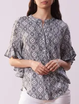 Blusa de gasa estampada marca Ruby Rd, con cuello a la base, abertura central con botones y mangas cortas amplias con volados.