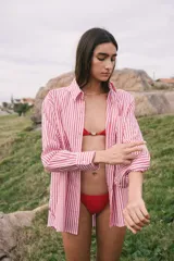 Camisa oversize a rayas verticales rojas y blancas, confeccionada en algodón.