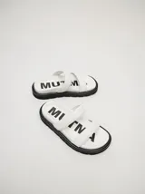 Sandalias de dos tiras anchas acolchadas en cuero vacuno con acabado brillante. Presentan una plantilla con el logo de la marca estampado y una plataforma de goma en color marrón.