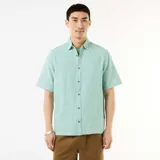 Camisa de manga corta en mezcla de lino color verde menta, con cuello camisero, cierre frontal de botones y diseño holgado.