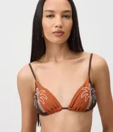 Top de bikini de diseño triangular en tonos marrón y terracota, con tirantes ajustables y bordado localizado de palmeras blancas en los laterales de las copas.