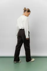 Pantalón de corte relajado y pierna recta, confeccionado en tejido tipo corderoy liviano. Presenta cintura elastizada con cordón ajustable y diseño de silueta amplia.